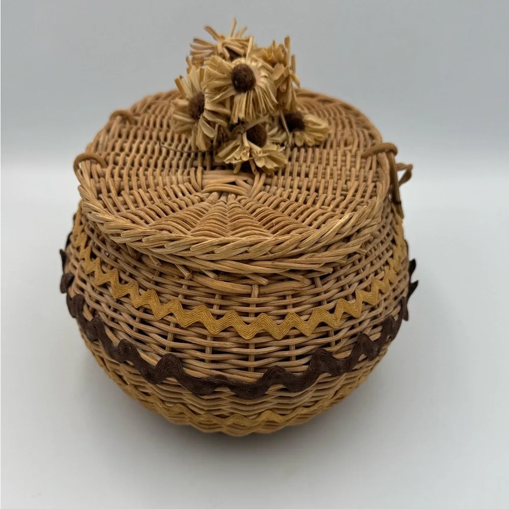 Vintage Wicker Lidded Basket Floral Top Cottagecore Storage‎ Sewing Box